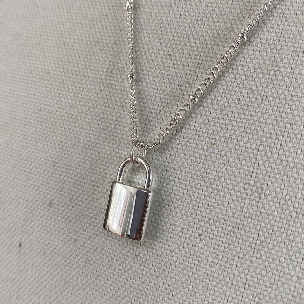 Long Silvertone padlock necklace - Picture 4 of 9